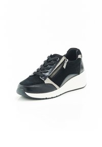 Sneaker nera in materiale scamosciato e pelle, con un accentuazione zip, chiusura con lacci e una suola a zeppa bianca per un'altezza aggiuntiva.