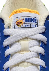 Nike Sportswear AIR FORCE  LV8 BG GCEL - Sneakers - white/white whitelaser orange ghost green spring gr htr