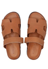 Braune Ledersandalen mit breiten Riemen, die ein Ausschnittdesign aufweisen, verstellbare Schnalle und strukturiertes Fußbett. Schwarze Sohle für zusätzlichen Halt.