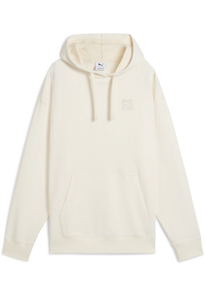 Sudadera de felpa color crema, que cuenta con un bolsillo canguro, capucha con cordón y un pequeño logo bordado en el pecho. Textura suave.