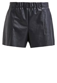 Černé šortky z umělé kůže s elastickým pasem a předními kapsami, s hladkou, mírně lesklou texturou.