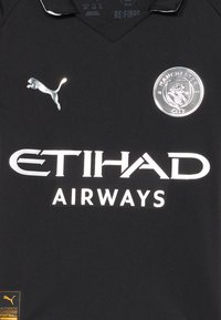 Crni nogometni dres s rebrastom teksturom, sadrži srebrni Puma logo i bijeli natpis "ETIHAD AIRWAYS" te grb "MANCHESTER CITY".