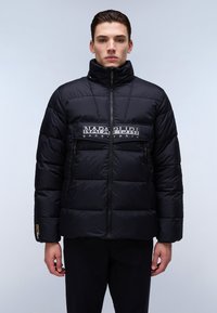 Schwarze Pufferjacke mit hohem Kragen, Frontreißverschluss und horizontalen Steppabschnitten. Verfügt über ein Logo-Patch und Reißverschlusstaschen.