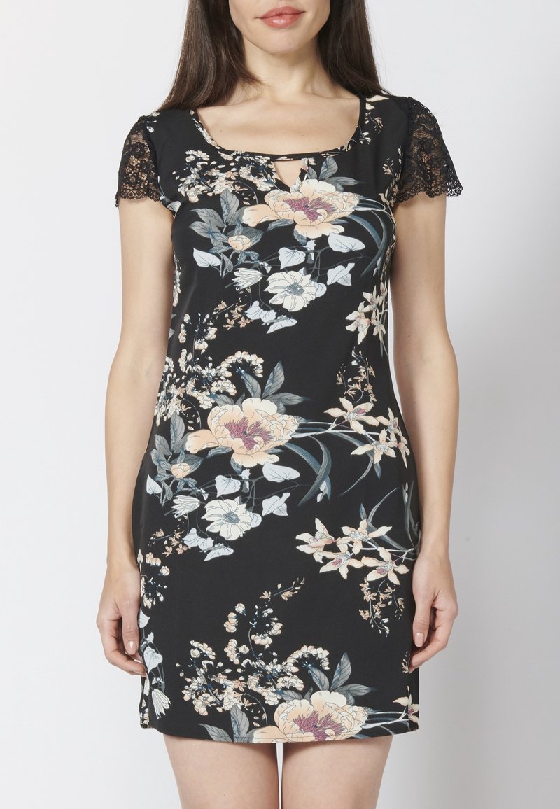 Schwarzes Blumenmusterkleid mit kurzen Spitzensäumen, Schlüsselloch-Ausschnitt und bunten Blumenmustern in Pfirsich, Creme und Grün überall.