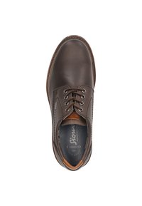 Bruine leren schoen met een gladde textuur, vetersluiting, metalen veterogen, gestikte accenten en een tan leren patch op de hak.