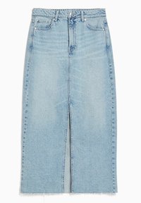 Ljusblå denimkjol med framfåra. Har hög midja, fem fickor och fransad kant. Slät textur med synlig denimväv.