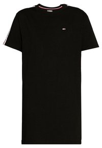 Svart bomullströja med rundad halsringning, korta ärmar och en liten logotyp på bröstet. Har vita och röda accentstrimmor på ärmarna.