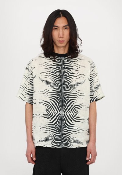 Korte mouwen shirt met een zwart-wit zebrapatroon, gemaakt van textuurstof met een ronde hals en een relaxte pasvorm.