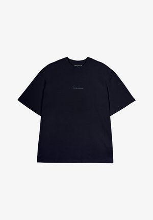 Fekete pamut póló rövid ujjakkal, kerek nyakkivágással és minimalista "PEGADOR" logóval, világosabb árnyalatban, középen a mellkasnál.