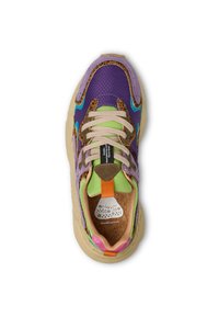 Lila und grüne Sneakers mit strukturierten Oberflächen, beigefarbenen Akzenten, beiger Sohle und einem markanten orangefarbenen Ziehschlaufe. Korkeinlage mit Logodetail.