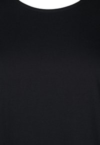 Camiseta negra de algodón con cuello redondo y mangas cortas. La textura es suave, con una tela de color profundo y uniforme.