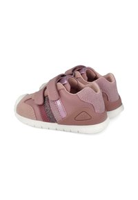 Scarpe sportive rosa con doppie cinghie in Velcro, dotate di dettagli in suede e glitter, suola in gomma testurizzata e colletto imbottito per il massimo comfort.