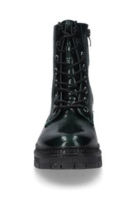 Glänzende grüne Lackleder Stiefeletten mit schwarzen Schnürsenkeln, einer dicken schwarzen Sohle und seitlichem Reißverschluss für ein einfaches Anziehen.