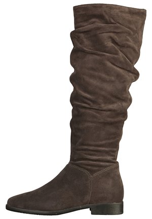 Botte montante en daim marron avec tige souple, talon bas empilé et bout arrondi, conçue pour un usage décontracté ou habillé.
