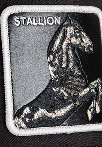 Patch brodé présentant un design de stallion noir et argent sur un fond gris texturé avec une bordure blanche et le mot "STALLION."