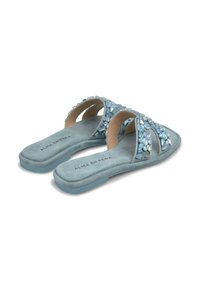 Infradito di suede blu con doppie cinghie decorate con strass trasparenti e blu, dotate di una suola piatta e una punta tonda.
