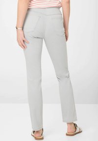 Lichtgrijze, enkel-lange broeken van zacht materiaal met een gladde textuur, vijf-pocketontwerp en subtiele stikdetails.