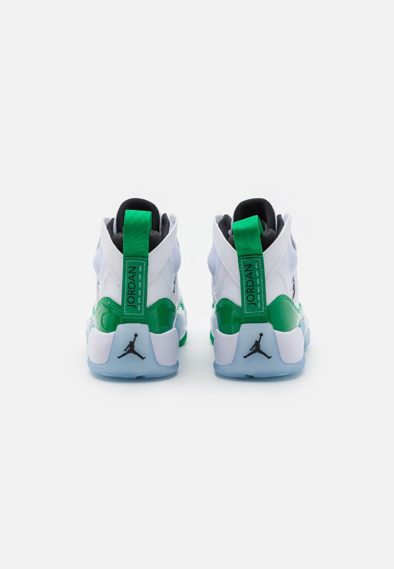 Ein Paar weiße und grüne Air Jordan Basketballschuhe von hinten auf einem weißen Hintergrund gezeigt.