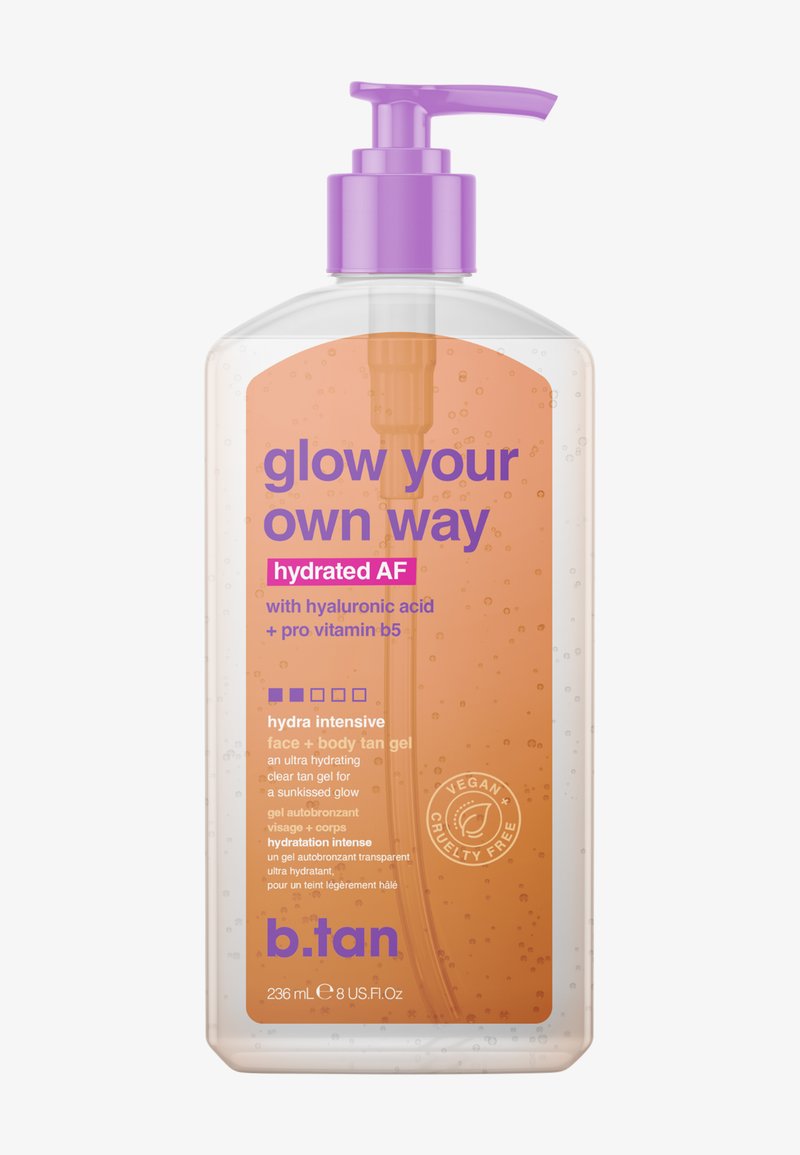 Bouteille à pompe transparente de gel bronzant hydratant intensif pour le visage et le corps de b.tan, avec une pompe violette et un gel orange visible à l'intérieur.