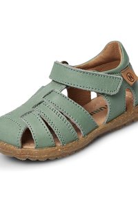 Öppen tå sandal i ljusgrönt läder med korsade remmar, justerbar krok-och-slinga stängning och en strukturerad brun gummisula.