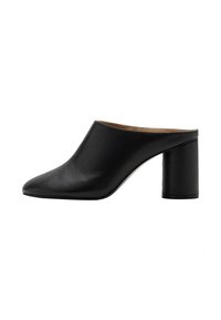 Mules de cuero negro con punta afilada y un tacón grueso. Textura suave y diseño minimalista sin respaldo.