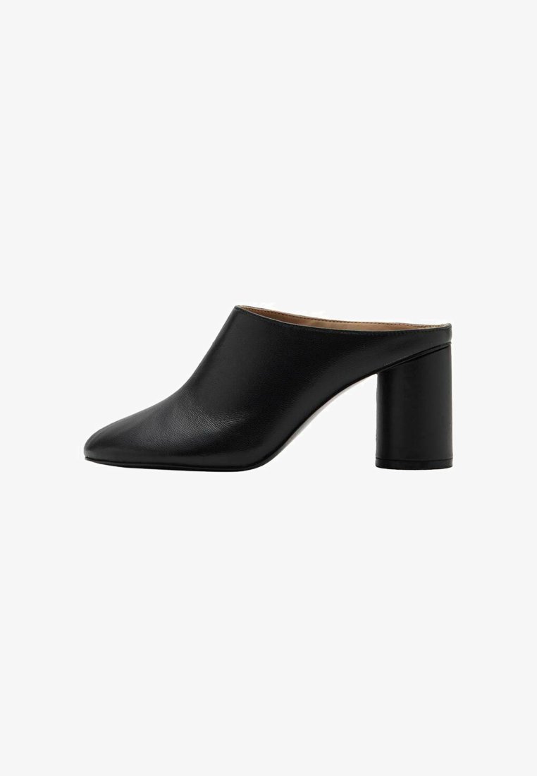 Mules de cuero negro con punta afilada y un tacón grueso. Textura suave y diseño minimalista sin respaldo.