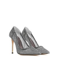 Tacchi a stiletto argento con punta affusolata, decorati con borchie metalliche e dettagli in rete sulla parte superiore. Rivestimento interno liscio.
