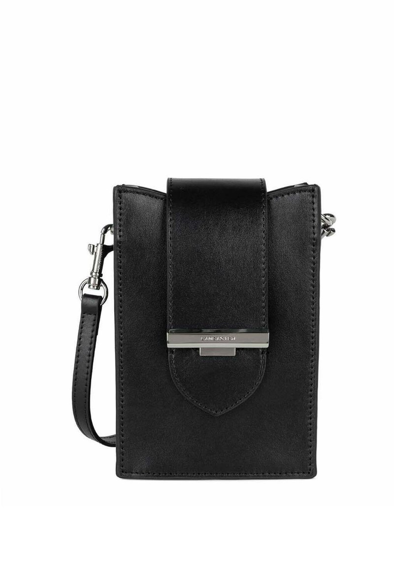 Sac bandoulière en cuir noir avec une forme structurée, présentant un rabat et des éléments en métal argenté pour la fermeture. Texture lisse, design minimaliste.