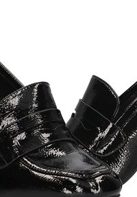 Mocasines de charol negro con un acabado suave y brillante, que presentan un diseño de correa de silla y detalles de costura en contraste.