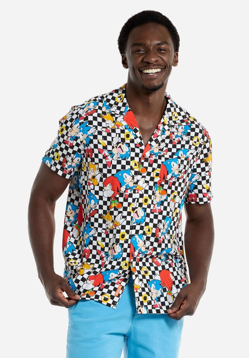 Kurzarmhemd mit einem schwarz-weißen Schachbrettmuster, auf hellem Stoff mit bunten Cartoonfiguren, hauptsächlich Sonic und seinen Freunden.