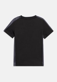 Μαύρο κοντομάνικο μπλουζάκι με γκρι πάνελ στους ώμους και τις πλευρές, απλωμένο σε επίπεδη θέση πάνω σε ανοιχτό φόντο.