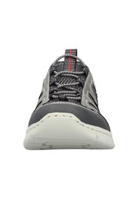 Baskets de sport grises avec une tige texturée, panneaux en maille, semelle blanche et accent rouge sur la languette. Comprend un bout renforcé et un design flexible.