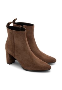Brązowe zamszowe botki do kostki mają blokowy obcas, spiczasty czubek i tylne uchwyty. Gładka tekstura z eleganckim, minimalistycznym designem.