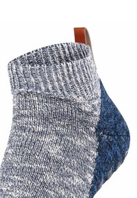 Calcetín de punto azul y gris con textura acanalada, que presenta un detalle de cuero en el talón y un diseño de plantilla redonda y acolchada.