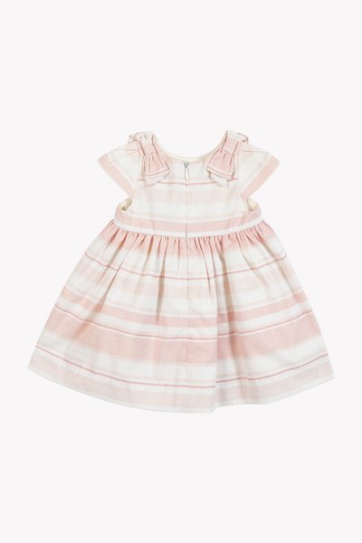 Φόρεμα με ρίγες σε ροζ και λευκές αποχρώσεις· διαθέτει κοντά μανίκια και φιόγκους στους ώμους· πτυχωτή φούστα με κλείσιμο με φερμουάρ στο πίσω μέρος.