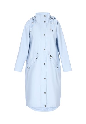 Impermeabile lungo con cappuccio azzurro chiaro, chiusura frontale con bottoni automatici, due tasche con patta oblique e coulisse regolabili sul cappuccio.