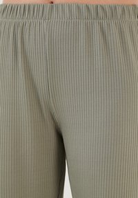 LELA REGULAR FIT - Hlače - almond green