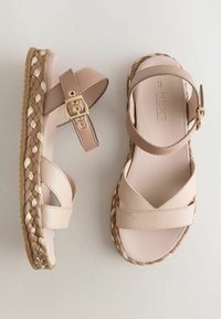 Sandales beige pour femmes avec semelles plateformes en jute tressé, brides réglables à la cheville avec boucles dorées, et semelles intérieures rembourrées, taille 40.