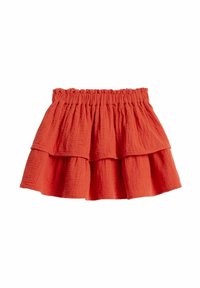 Rød lagdelt skirt med struktureret stof, med en elastisk talje. Hver lag har en bølget kant, der tilføjer volumen til designet.