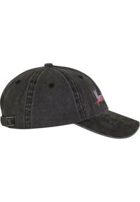 Căciulă de baseball din denim negru cu o margine curbă, curea ajustabilă și un logo brodat subtil în față. Dispune de șase orificii de ventilație.