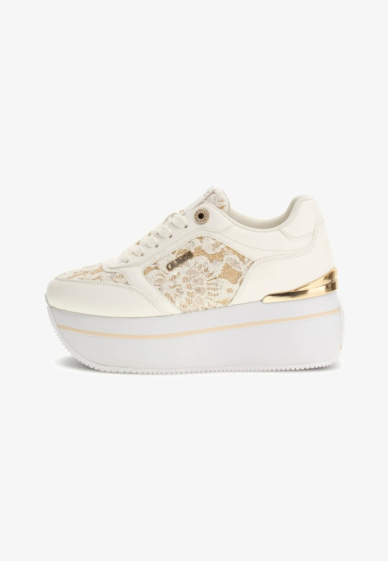 Weißes Schnürsneaker mit einem strukturierten Blumenmuster an der Seite, einer klobigen weißen Plateausohle und einem goldenen Akzent an der Ferse.