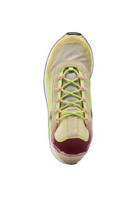 Chaussure de sport en maille jaune clair avec une languette rembourrée, des lacets roses, des accents roses et une semelle en caoutchouc. Elle est équipée d'une languette au talon pour faciliter l'enfilage.