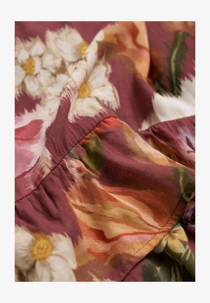 Vloeiende stof met een bloemenpatroon in tinten bordeauxrood, crème en groen, met gedetailleerde bloemmotieven en zachte texturen.