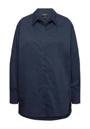 Navyblauwe knoopshirt gemaakt van soepel materiaal, met een puntige kraag, lange mouwen, rechte zoom en zijsplitten aan de onderkant.