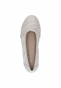 Ballerina color beige chiaro realizzata in pelle morbida, con un design di cinturino intrecciato nella parte anteriore e punta arrotondata. Soletta morbida e imbottita.