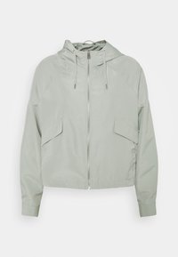 Jasnoszara kurtka z kapturem z zamkiem z przodu, dwoma dużymi kieszeniami z przodu i elastycznymi mankietami. Posiada gładki, wodoodporny materiał.