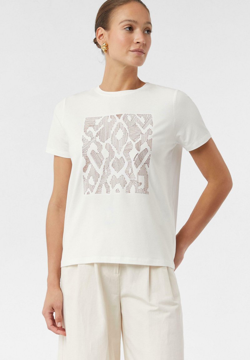 Biała bawełniana koszulka z osobliwym, teksturowanym wzorem geometrycznym w subtelnym odcieniu beżu. Okrągły dekolt i krótkie rękawy zapewniają luźny krój.