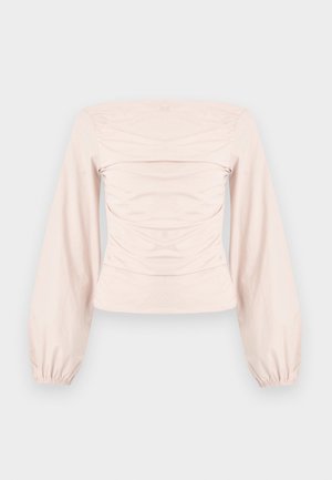 Ροζ ανοιχτόχρωμο τοπ με μακριά μανίκια και άνοιγμα στους ώμους, με ραμμένο ύφασμα στο στήθος και ελαστικά τελειώματα στα μανίκια.