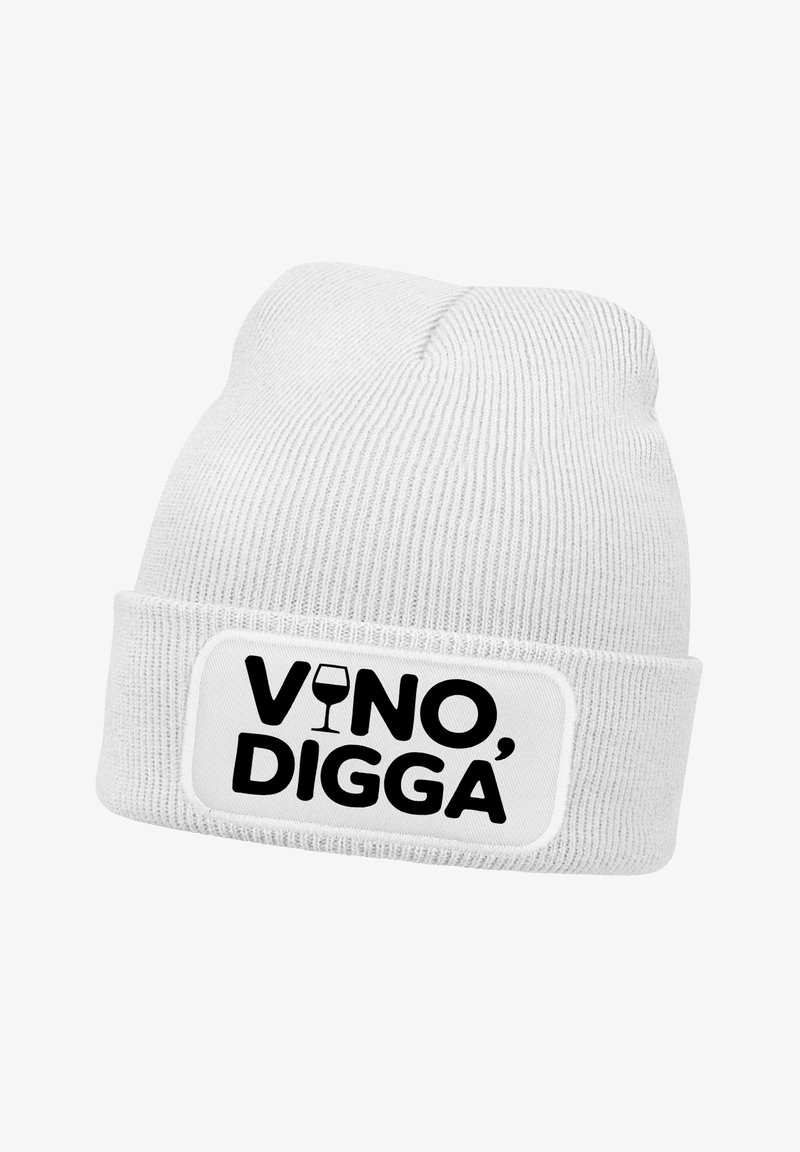 Weißer Strick-Beanie mit umgeschlagenem Rand, versehen mit einem schwarzen Patch, auf dem „VINO, DIGGA“ steht, und einer Illustration eines Weinglases.