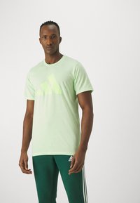 adidas Performance - ESSENTIALS FEEL READY - Športne majice - semi green spark/green spark Miniaturna slika 1